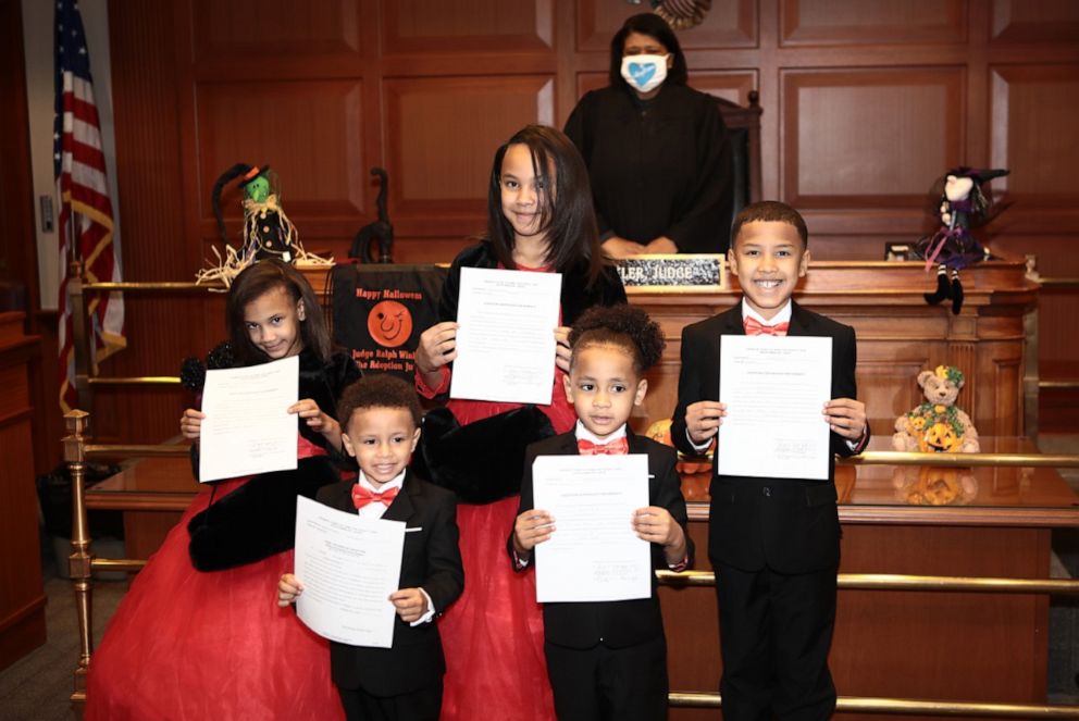 PHOTO: On Oct. 30, Robert Carter of Cincinnati, Ohio, adopted Marionna, 10, Robert, 9, Makayla, 8, Giovanni, 5 and Kiontae, 4.