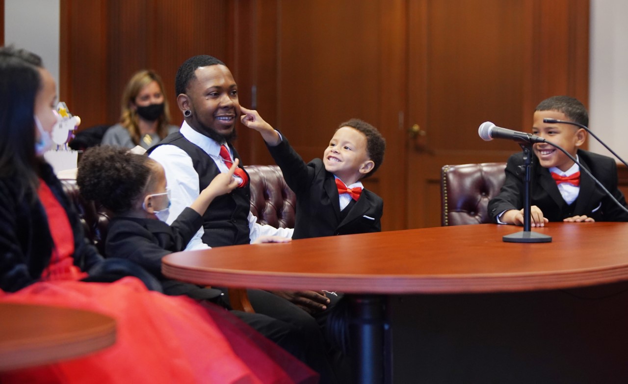 PHOTO: On Oct. 30, Robert Carter of Cincinnati, Ohio, adopted Marionna, 10, Robert, 9, Makayla, 8, Giovanni, 5 and Kiontae, 4. He was determined to keep the children together. 