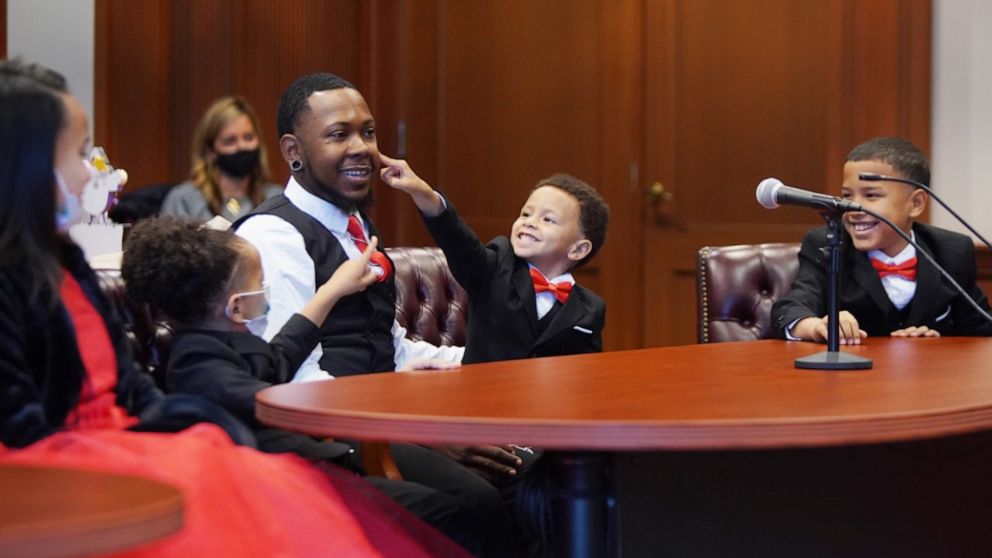 PHOTO: On Oct. 30, Robert Carter of Cincinnati, Ohio, adopted Marionna, 10, Robert, 9, Makayla, 8, Giovanni, 5 and Kiontae, 4. He was determined to keep the children together. 