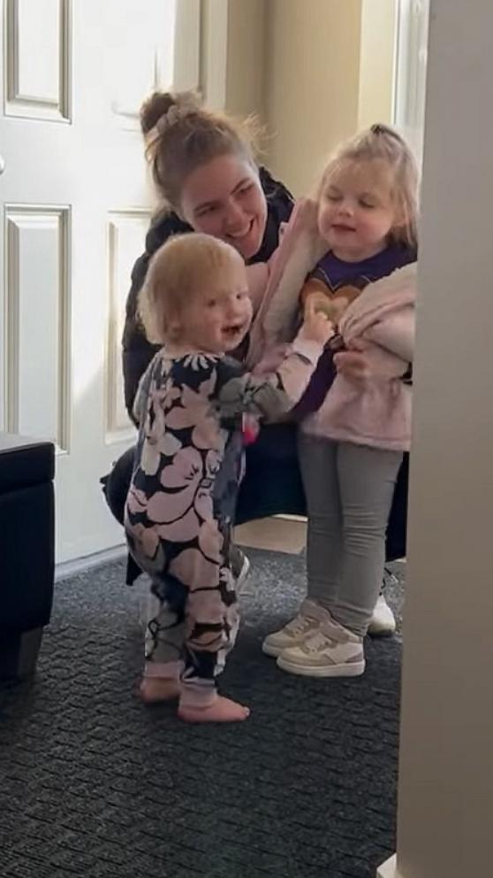 VIDEO: Excited toddler can’t wait to greet her big sister after preschool