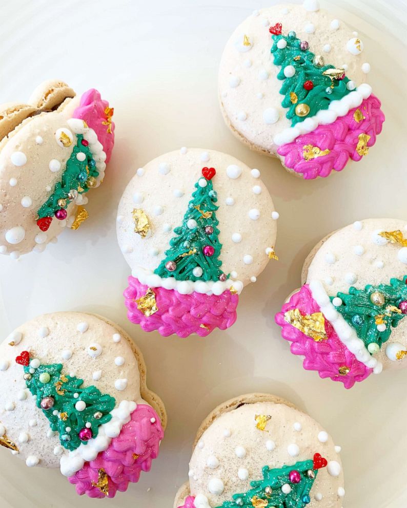 PHOTO: Snow globe macaron cookies