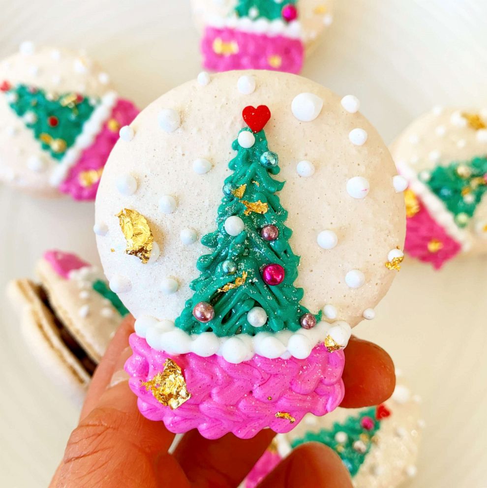 PHOTO: Snow globe macaron cookies