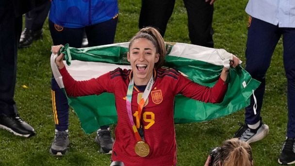 Spanish soccer star learns of father's death after winning Women's World  Cup - Good Morning America