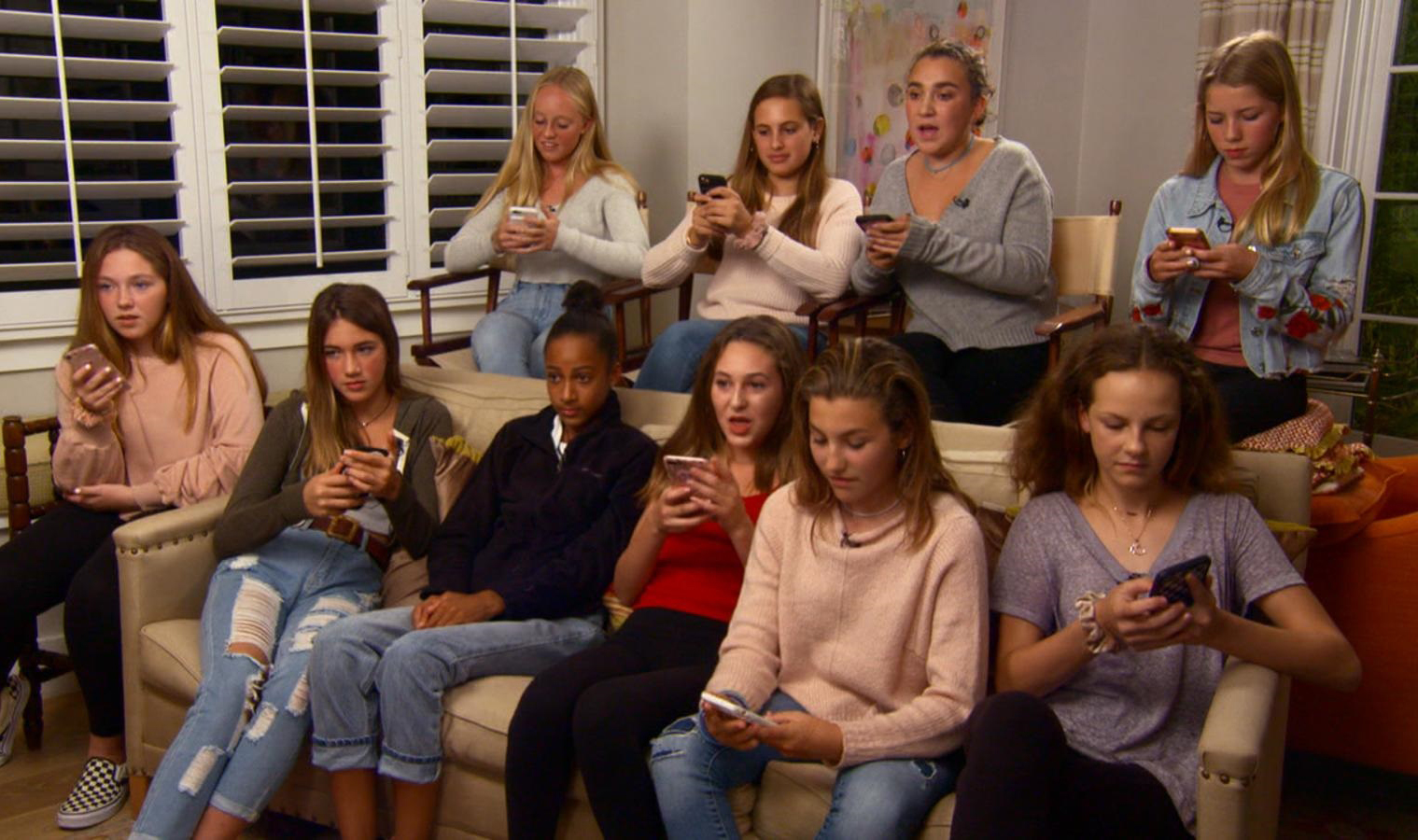 PHOTO: A group of teenage girls from Northern California delete social media apps from their phones as part of a social media detox.