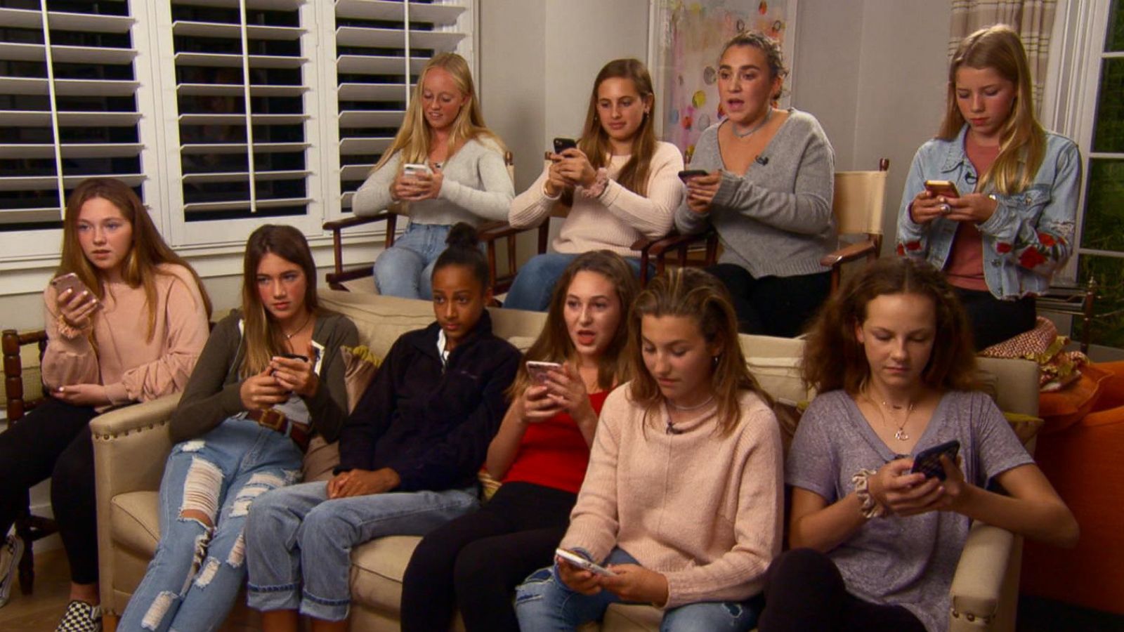 PHOTO: A group of teenage girls from Northern California delete social media apps from their phones as part of a social media detox.