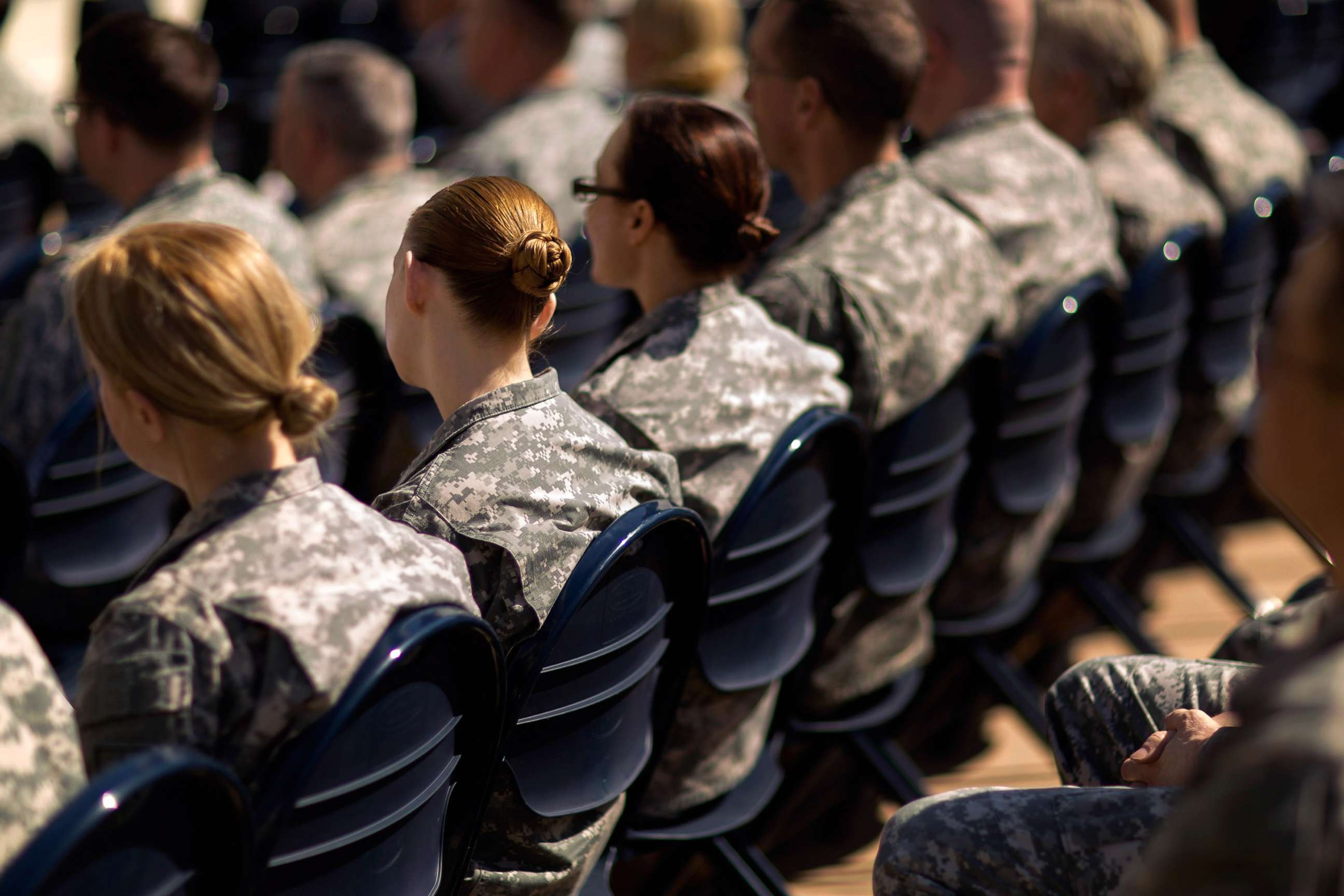 PHOTO: U.S. Army soldiers attend a commencement ceremony in the Pentagon Center Courtyard, March 31, 2015, in Arlington, Va.