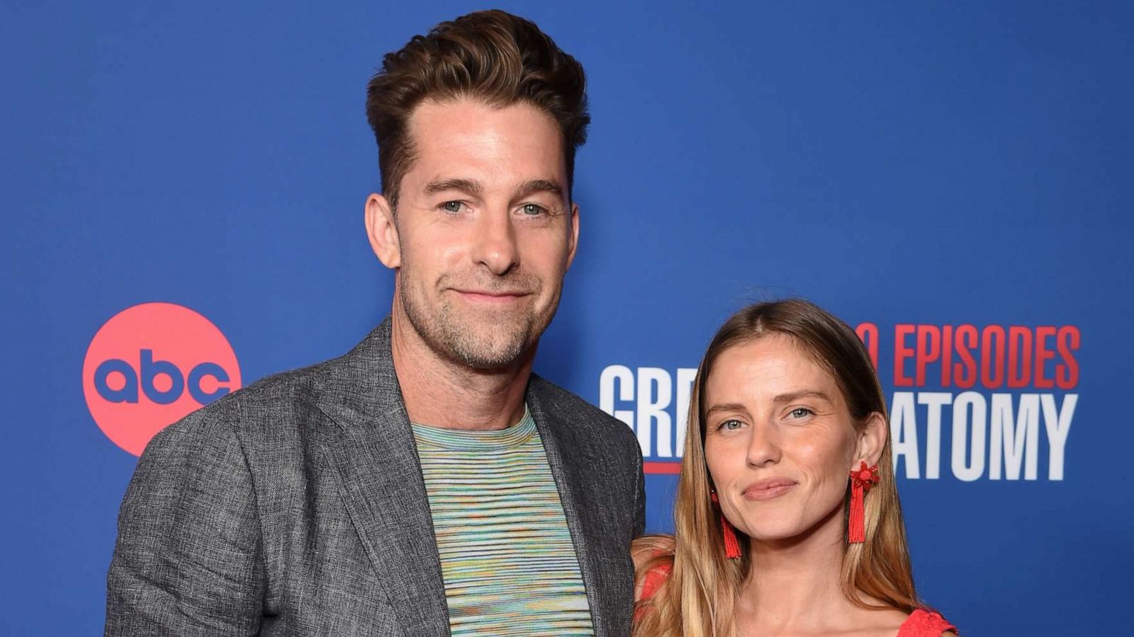 PHOTO: Scott Speedman and Lindsay Rae Hofmann on the red carpet.