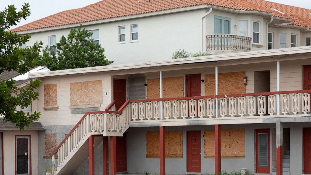 PHOTO: A hotel is boarded up ahead of Hurricane Ian in St. Petersburg, Fla., Sept. 27, 2022.