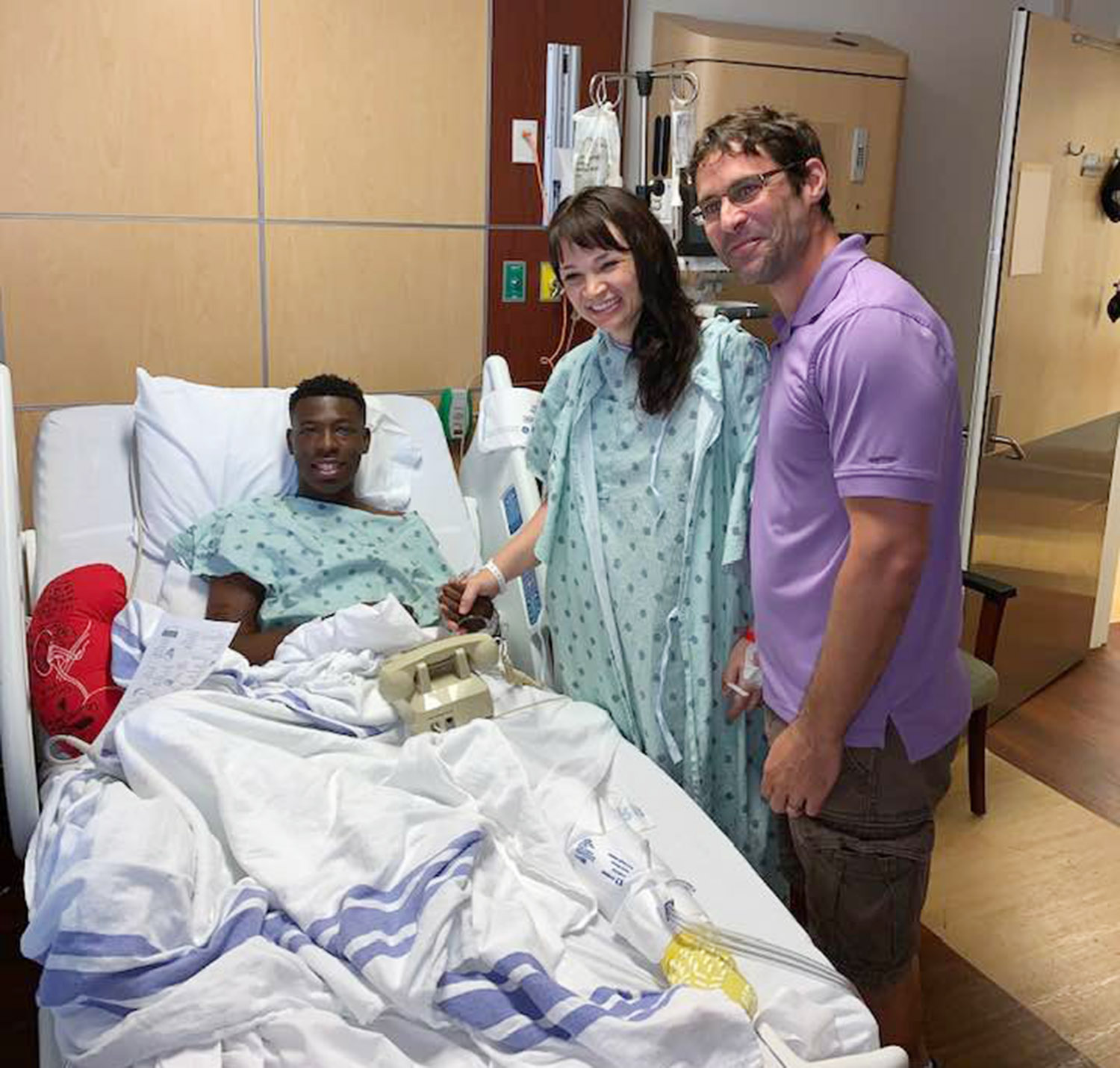 PHOTO: Kidney donor Starr Gardy and her husband Matt Gardy stand next to her kidney recipient Daniel Jones Jr.'s hospital bed.