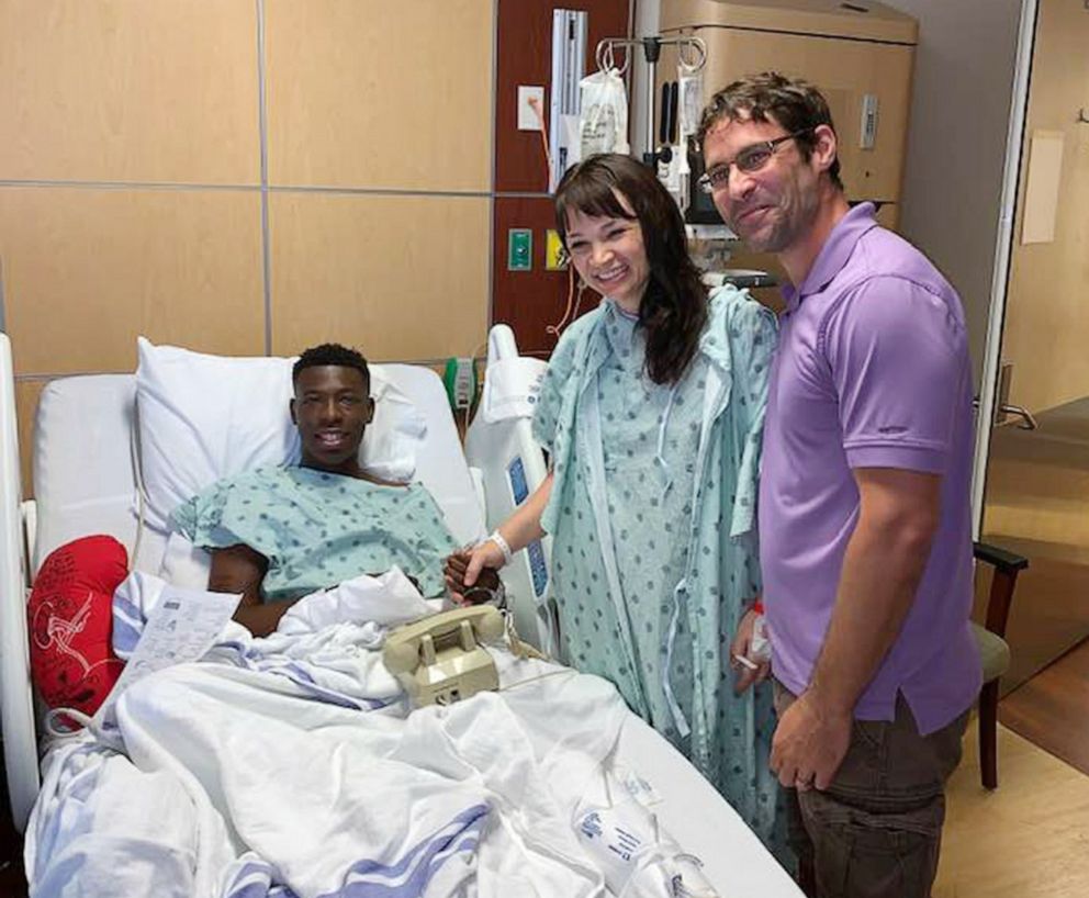 PHOTO: Kidney donor Starr Gardy and her husband Matt Gardy stand next to her kidney recipient Daniel Jones Jr.'s hospital bed.