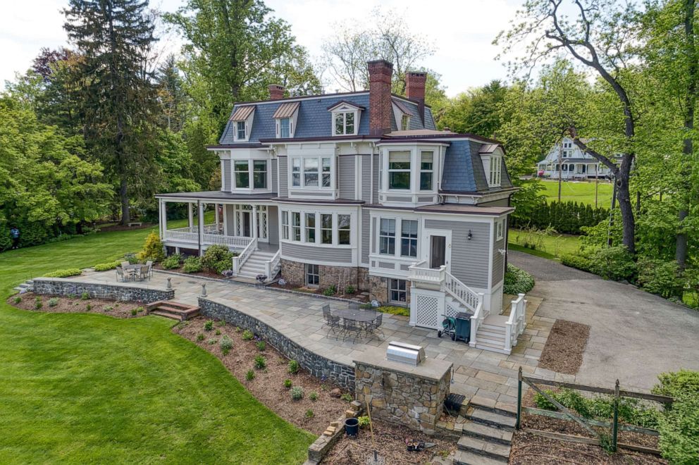 PHOTO: The house from the 1998 film "Step Mom" is listed for sale at $3.75 million dollars.