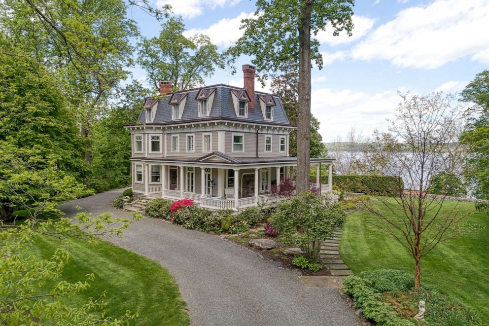 PHOTO: The house from the 1998 film "Step Mom" is listed for sale. 