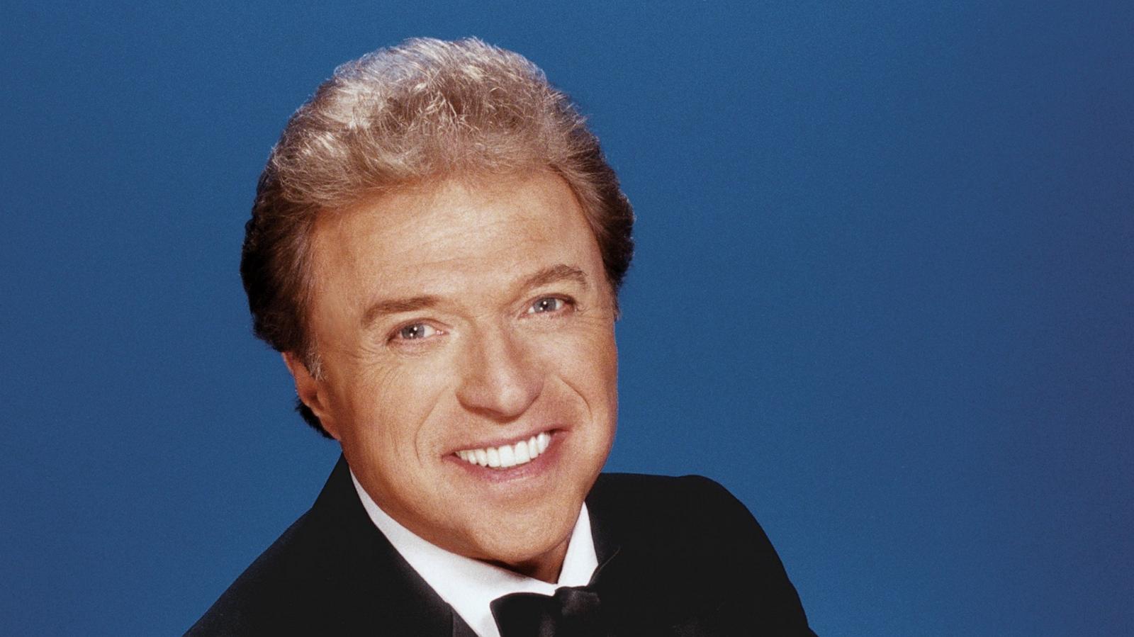 PHOTO: Singer Steve Lawrence poses for a portrait in 1990 in Los Angeles.