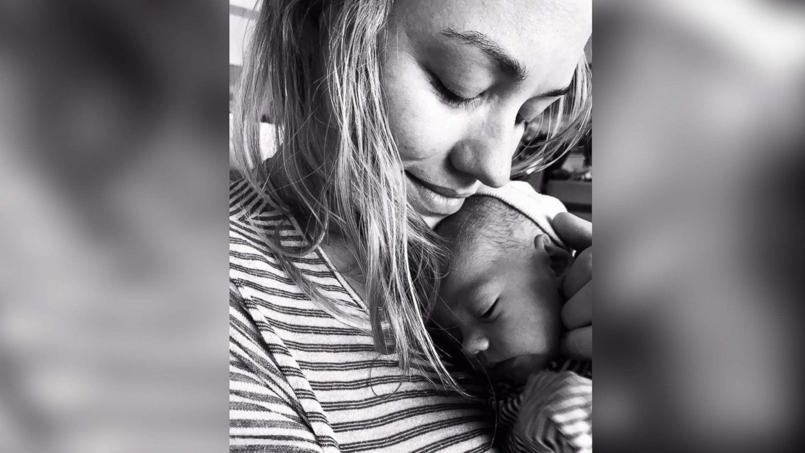 PHOTO: Handmaid's tale star Yvonne Strahovski welcomes a baby boy in a photo posted to Instagram.