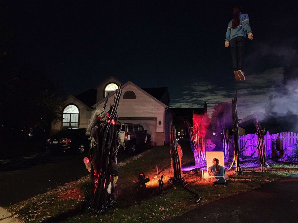 Family\'s mysterious \'Stranger Things\' Halloween decoration wows ...