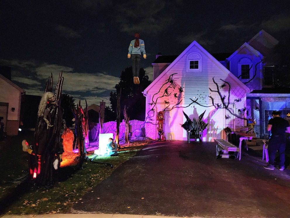 Family\'s mysterious \'Stranger Things\' Halloween decoration wows ...