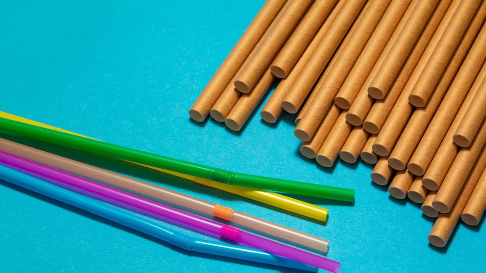 PHOTO: Plastic and paper straws in an undated photo.