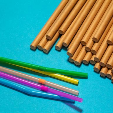 PHOTO: Plastic and paper straws in an undated photo.