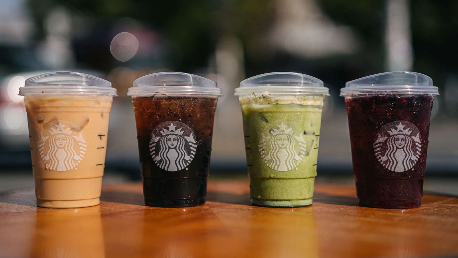 PHOTO: A lineup of iced beverages in the new strawless lid designed cups at Starbucks.