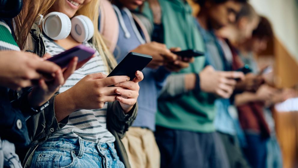 Read more about the article Second largest school district votes to ban cell phones and social media for students