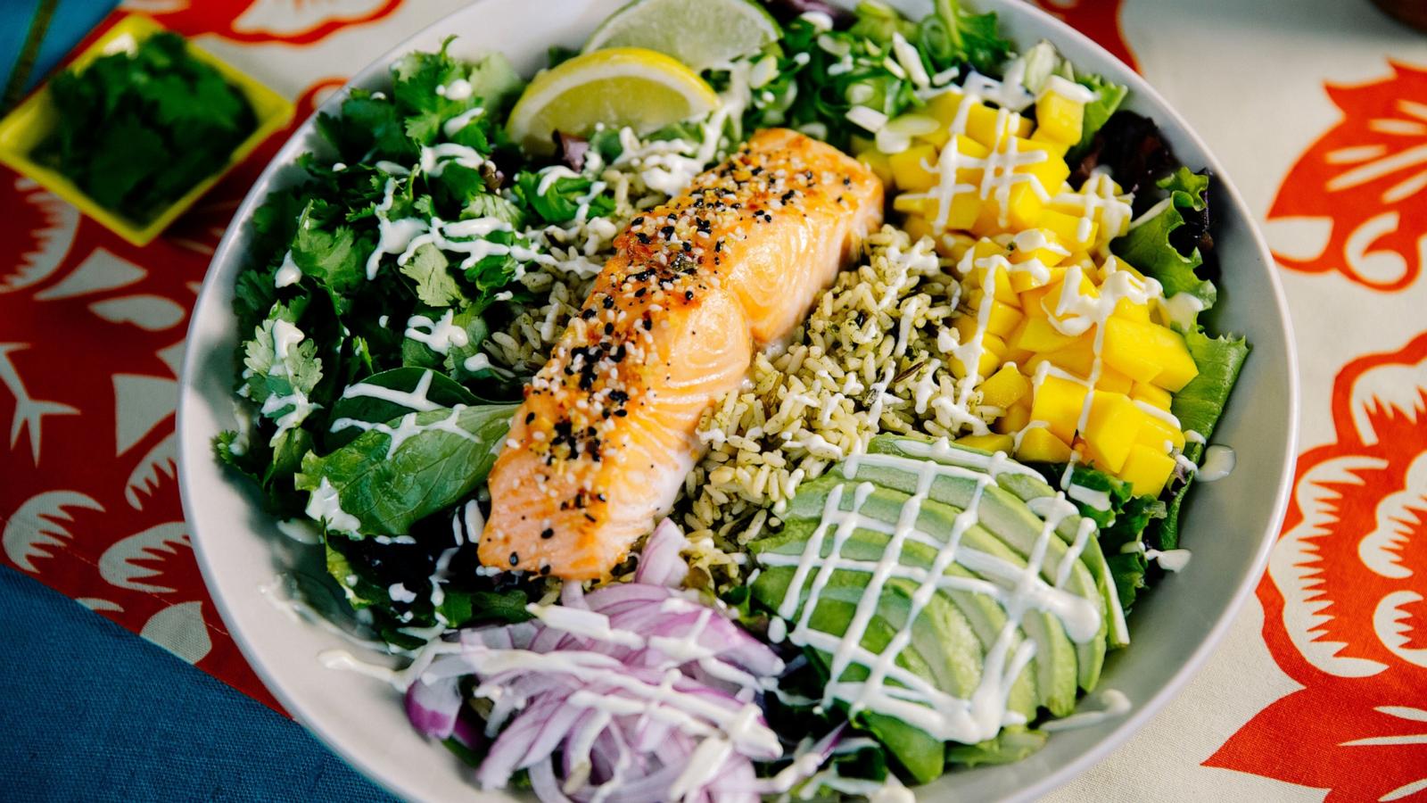 PHOTO: Sunny Anderson drops by "GMA3" to share how to make a delicious and easy salmon bowl.