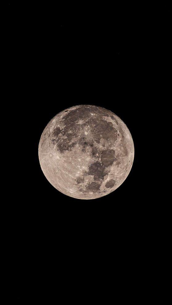 Lunar watchers treated to the sight of 2023's last supermoon - Good Morning  America