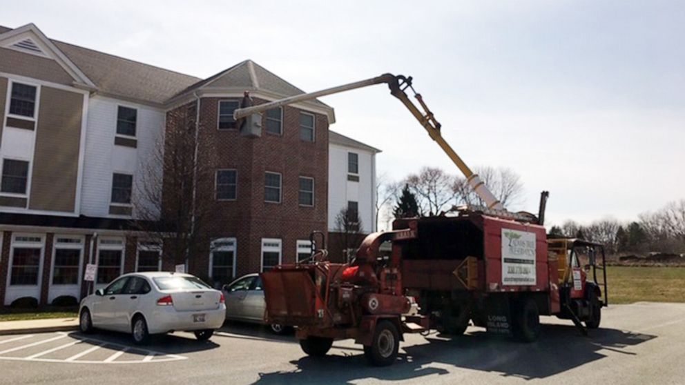 Man uses his bucket truck to visit mom quarantined on 3rd floor of nursing home