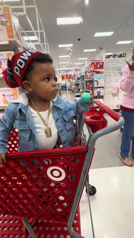VIDEO: Adorable toddler goes viral for saying hi to everyone in the store