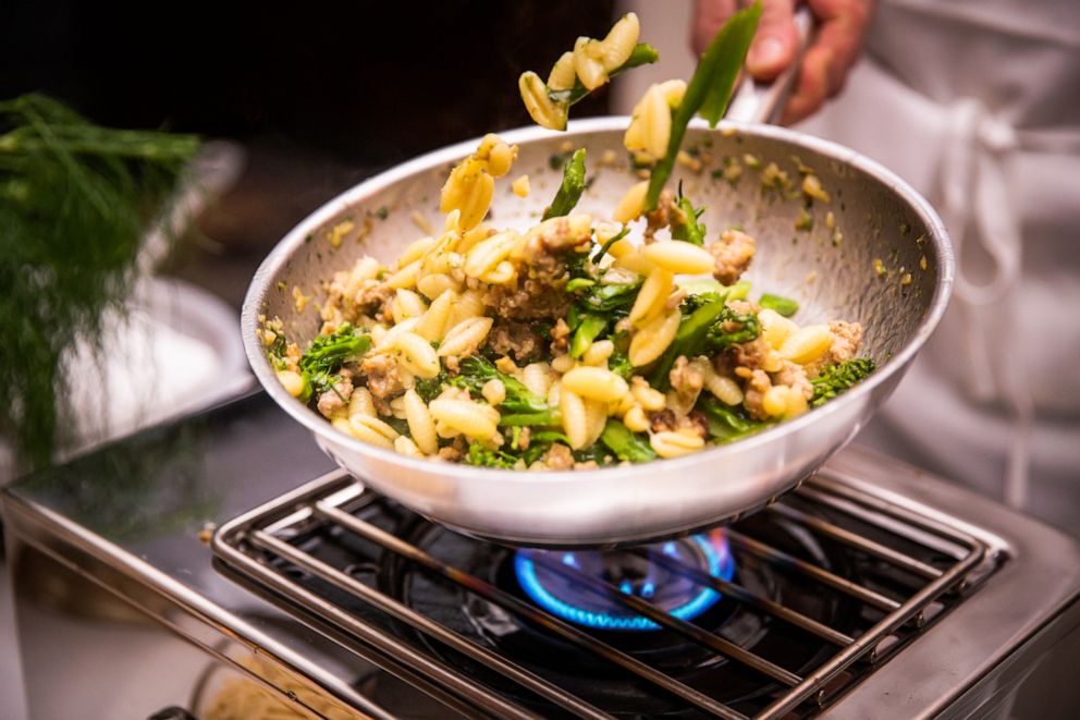 Foto: la tipica ricetta della pasta in padella di Stanley Tucci.