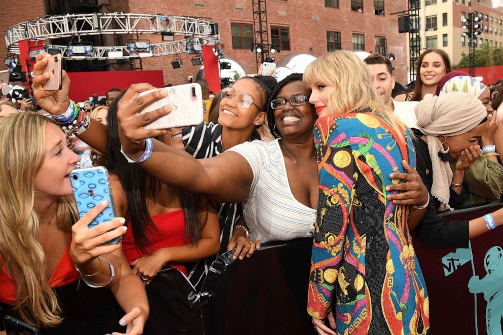 PHOTO: Taylor Swift poses with fans at the 2019 MTV Video Music Awards, Aug. 26, 2019, in Newark, N.J. 