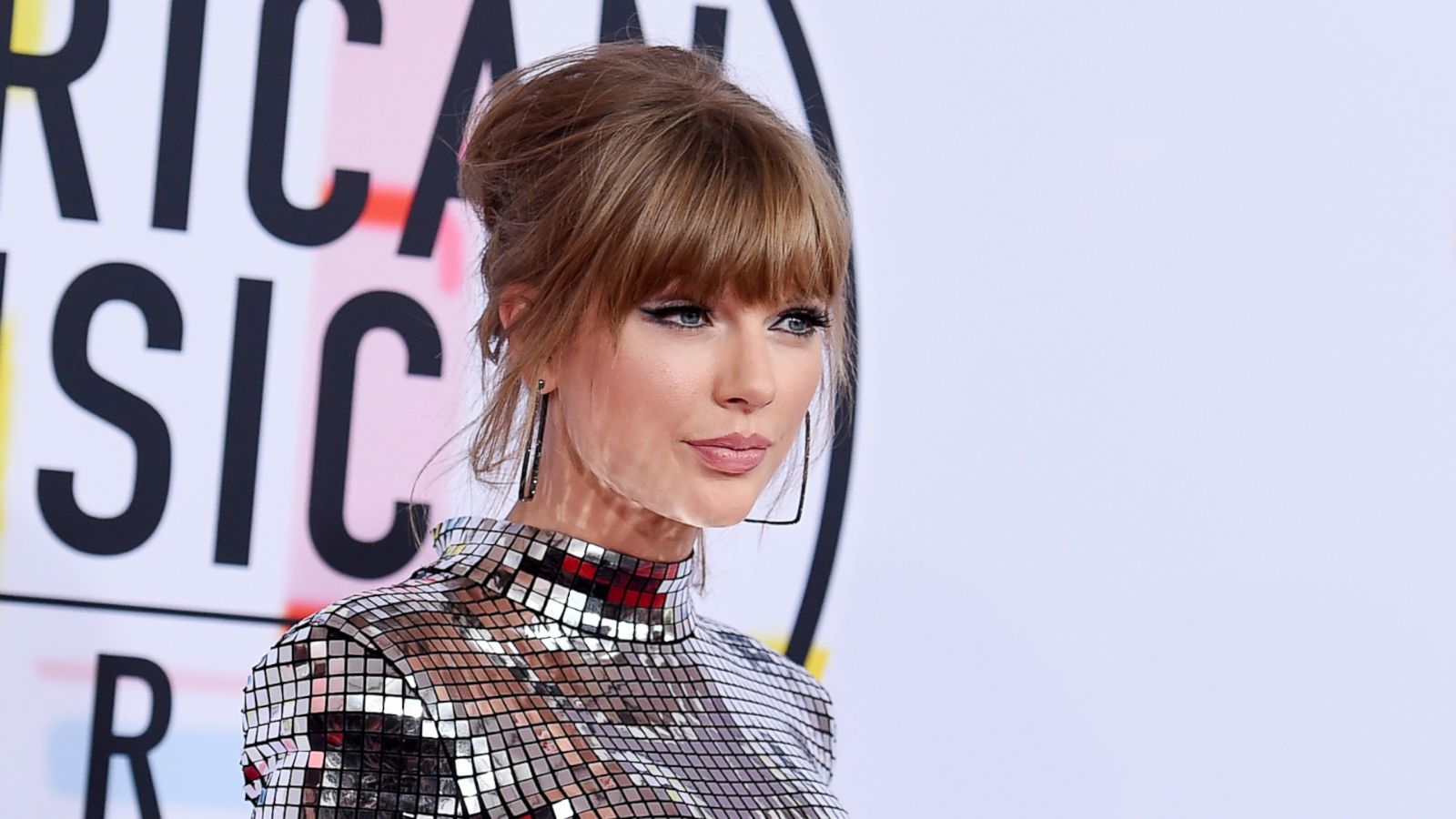PHOTO: Taylor Swift arrives at the American Music Awards at the Microsoft Theater in Los Angeles, Oct. 9, 2018.