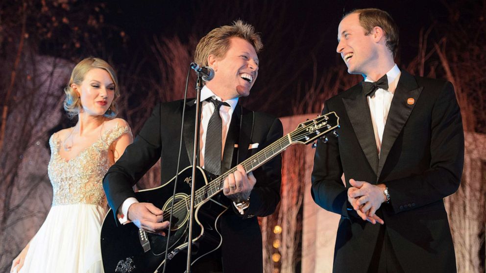 PHOTO: Britain's Prince William, Duke of Cambridge, sings with singers Jon Bon Jovi and Taylor Swift at the Centrepoint Gala Dinner at Kensington Palace in London, Nov. 26, 2013.