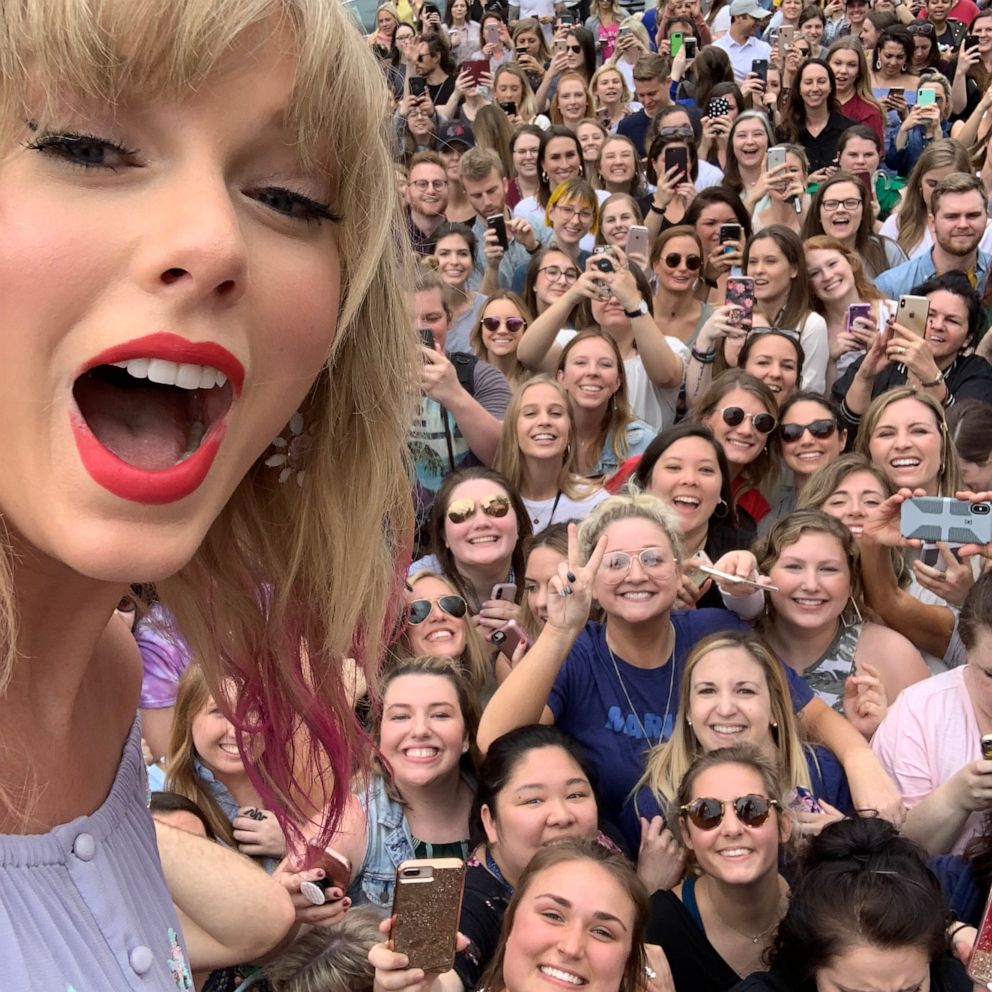 PHOTO: Taylor Swift surprised fans in Nashville, heading to a parking lot where a mysterious mural was created to take pictures with them, April 25, 2019.