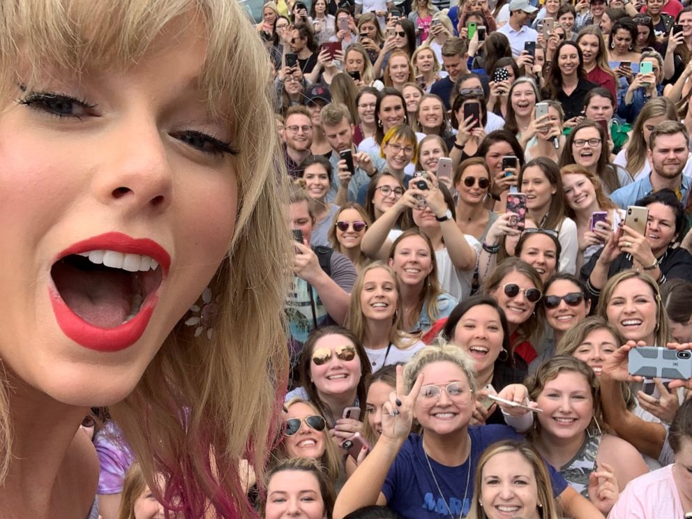 PHOTO: Taylor Swift surprised fans in Nashville, heading to a parking lot where a mysterious mural was created to take pictures with them, April 25, 2019.