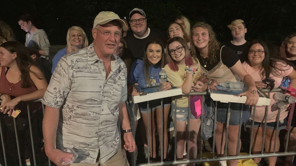 PHOTO: Taylor Swift's dad, Scott, handed out pizzas and posed with fans the night before her concert in Central Park on Thursday, Aug. 22, 2019.