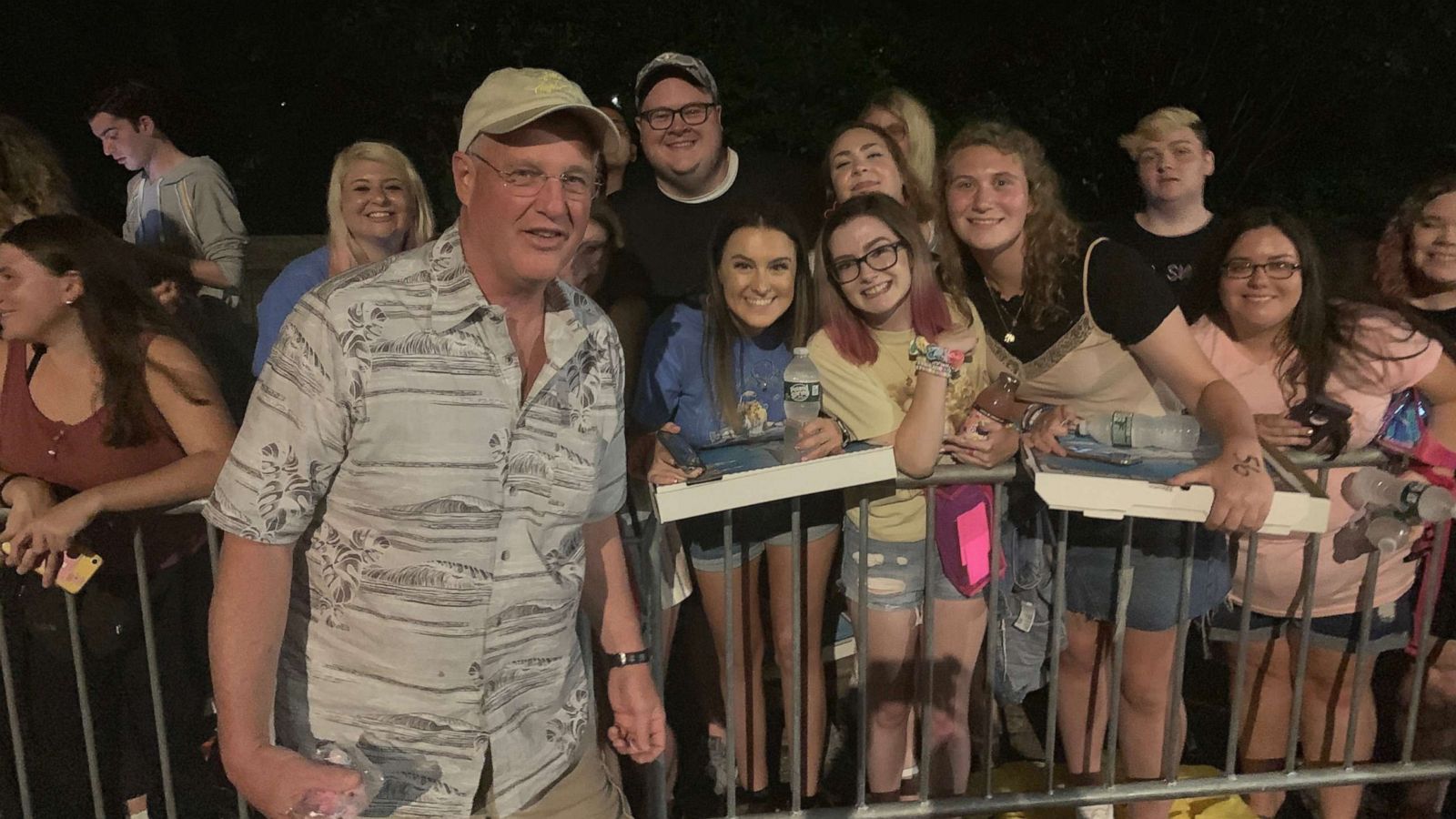 PHOTO: Taylor Swift's dad, Scott, handed out pizzas and posed with fans the night before her concert in Central Park on Thursday, Aug. 22, 2019.