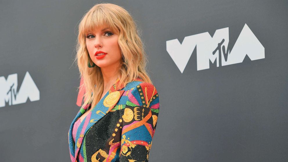 VIDEO: Taylor Swift battles with former record company over playing her old music