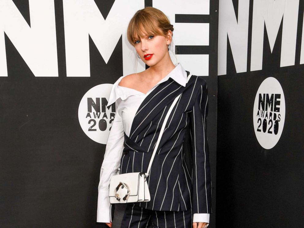 Here's why Taylor Swift's new selfie is fueling speculation of a