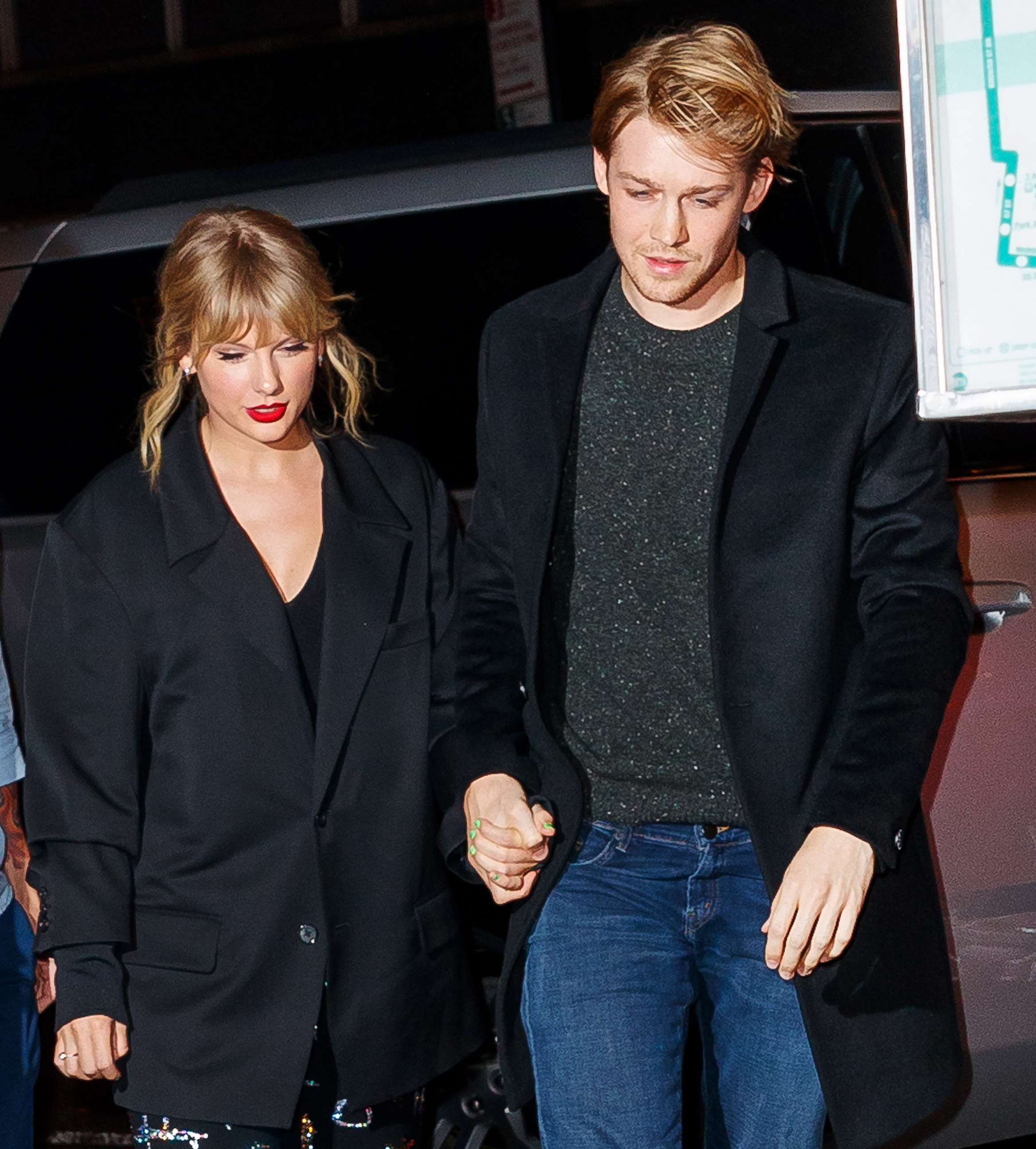 PHOTO: Taylor Swift and Joe Alwyn arrive at Zuma on Oct. 6, 2019 in New York City.