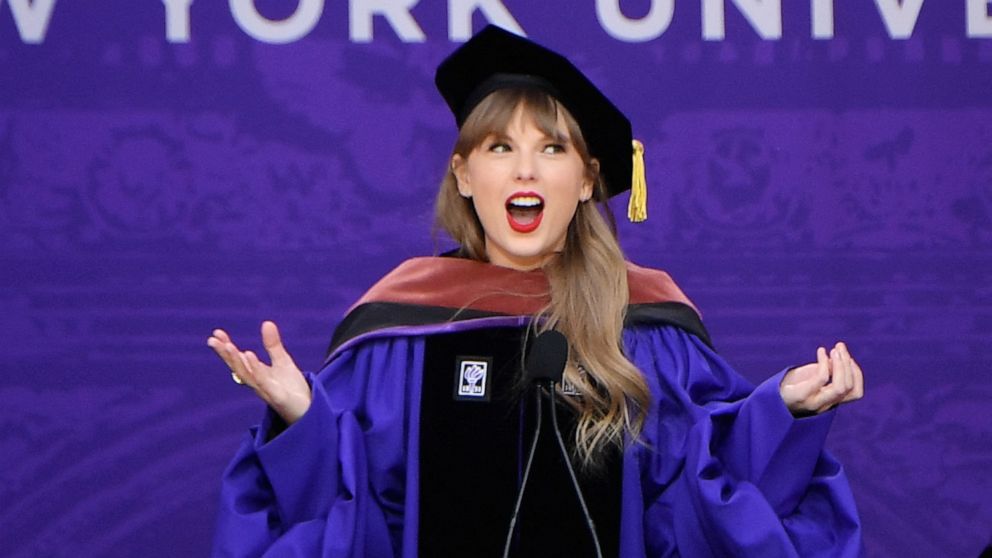 PHOTO: Taylor Swift delivers the commencement address to New York University graduates, in New York, May 18, 2022.