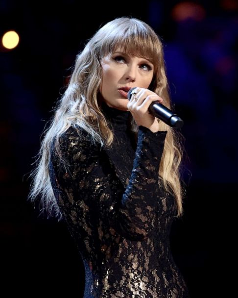 Speculations on Taylor Swift changing 'Red (Taylor's Version)' release date  – The Oakland Post