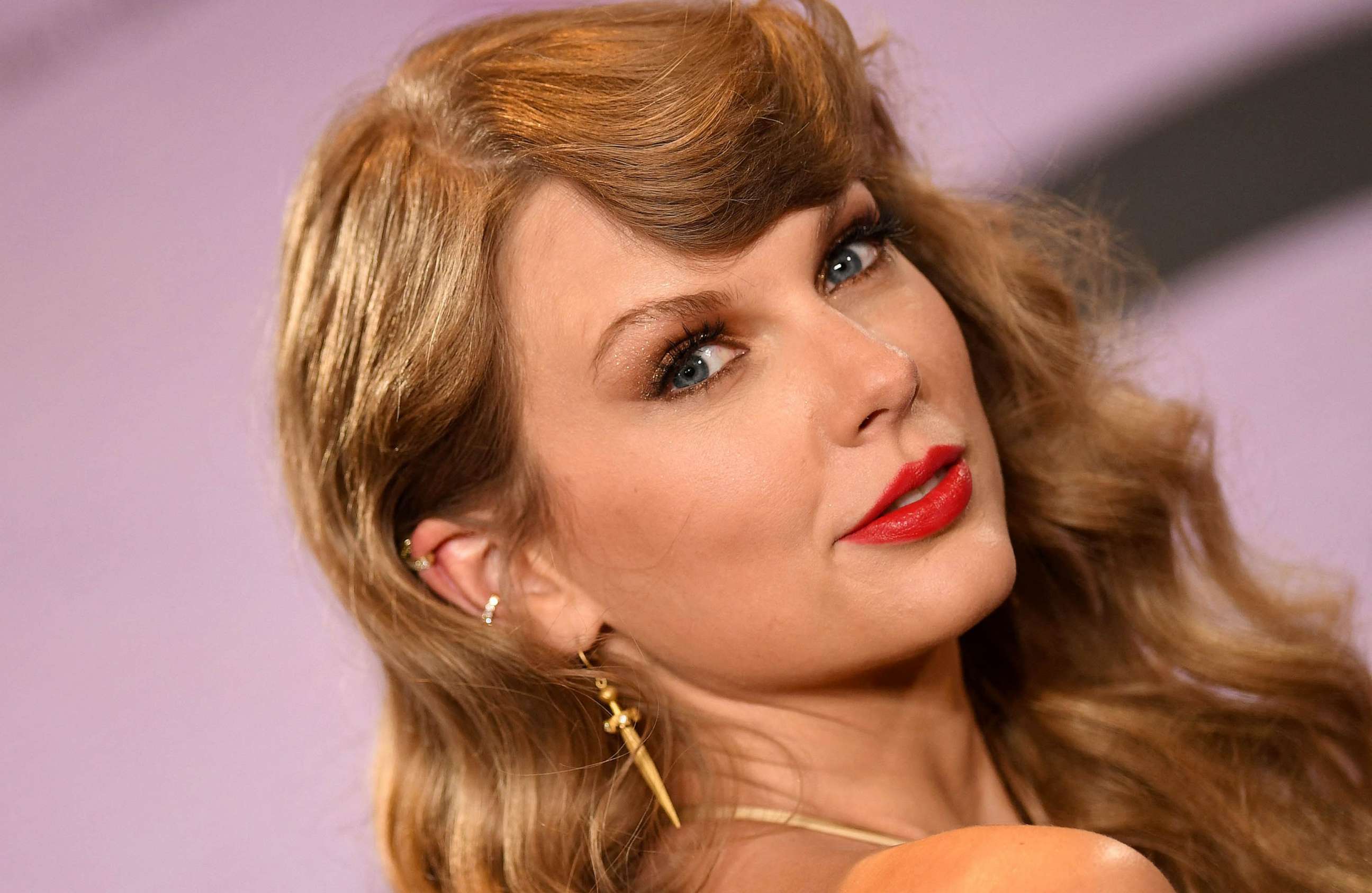 PHOTO: US singer Taylor Swift poses in the press room in Los Angeles, Nov. 20, 2022.