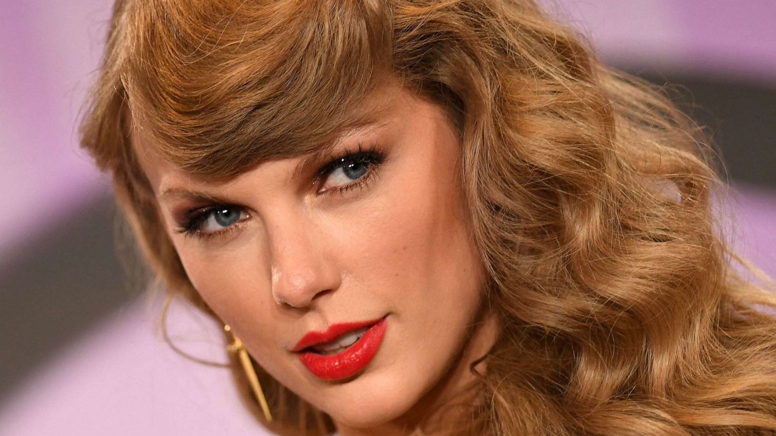 PHOTO: US singer Taylor Swift poses in the press, Los Angeles, Nov. 20, 2022.