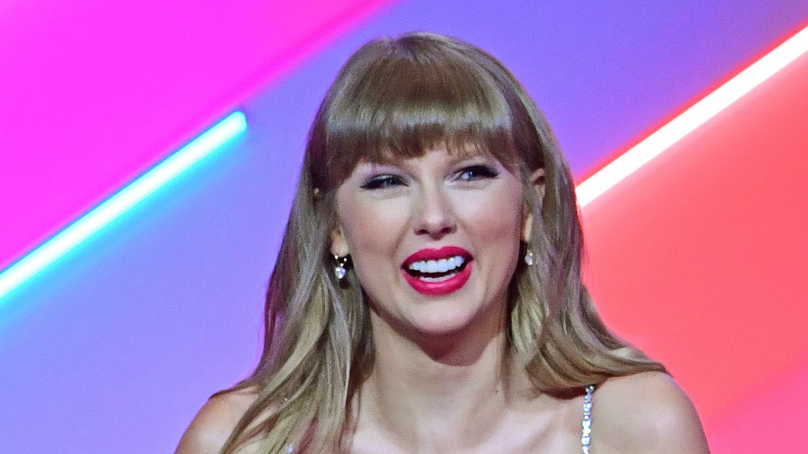 PHOTO: Taylor Swift accepts the Global Icon award during the Brit Awards 2021 at the O2 Arena, London, May 11, 2021.