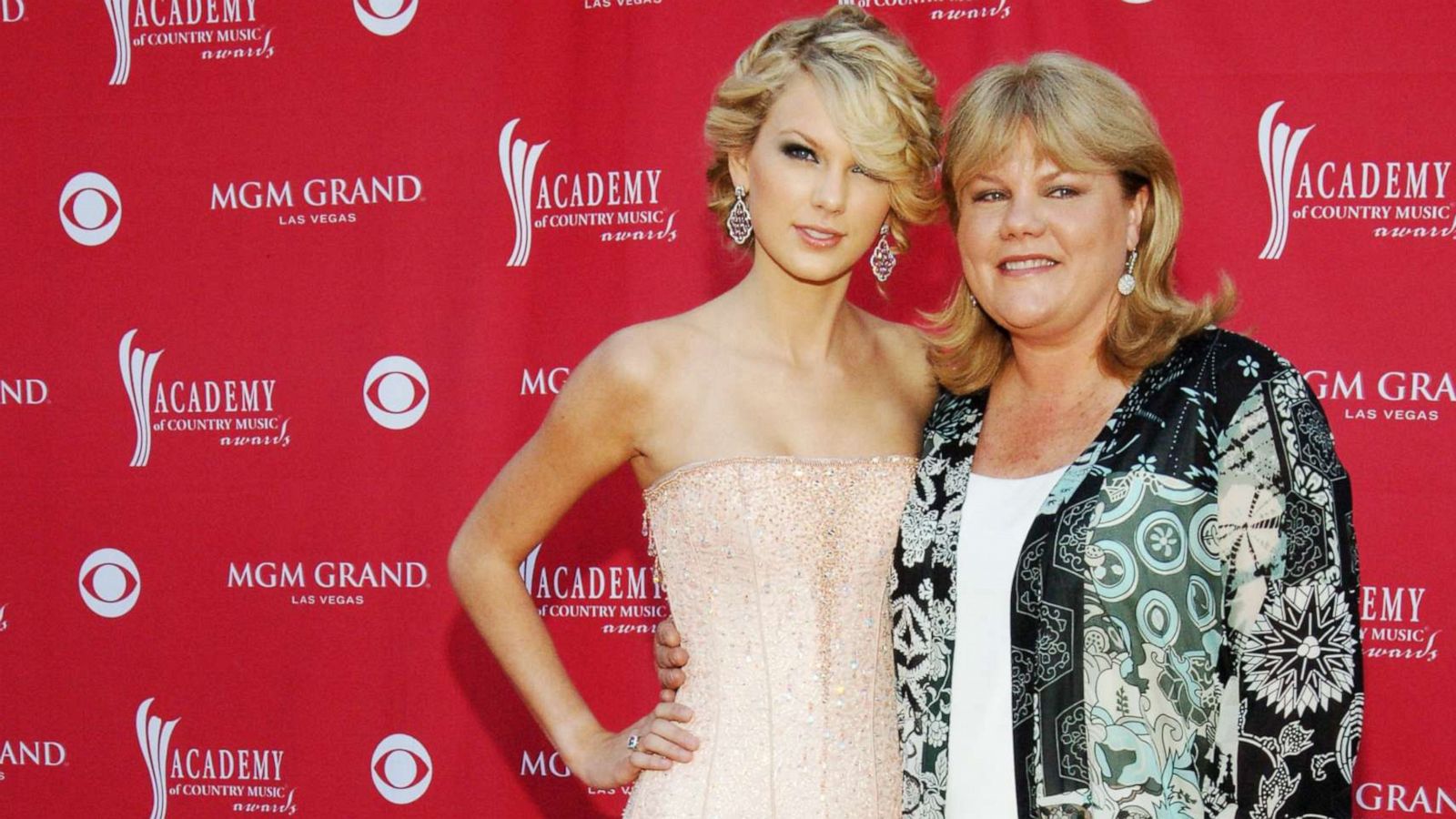 Taylor Swift Reveals Her Mother Has Been Diagnosed With A Brain Tumor Good Morning America