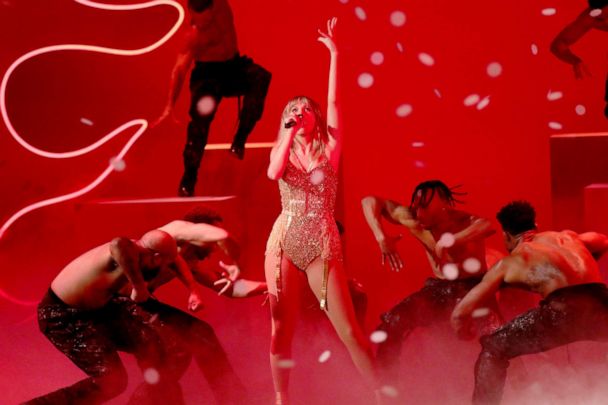 Taylor Swift Performs Medley Of Hits At American Music