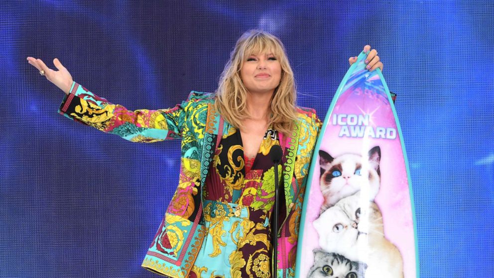 VIDEO: Taylor Swift accepts 1st Icon Award at the Teen Choice Awards