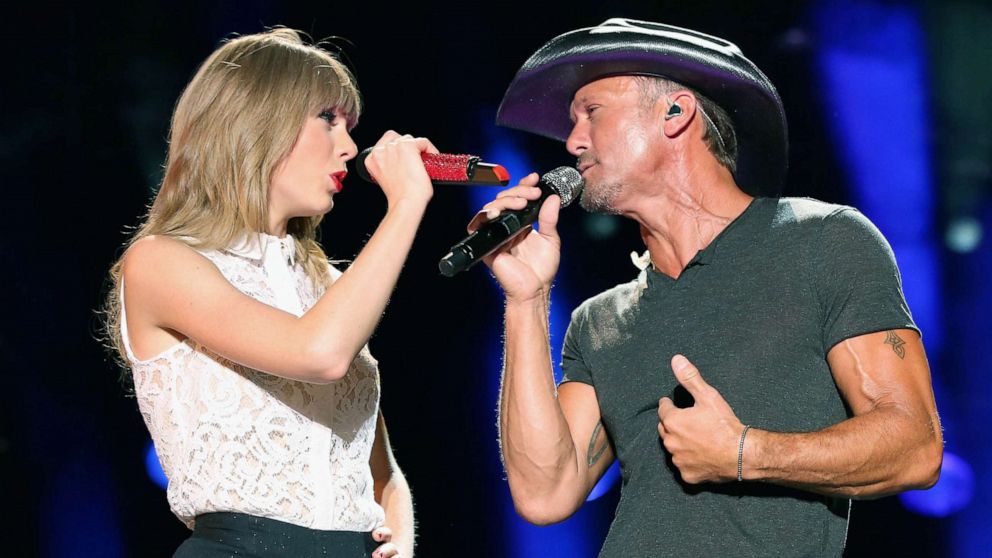 PHOTO: In this June 6, 2013, file photo, singers Taylor Swift and Tim McGraw perform during the 2013 CMA Music Festival in Nashville.