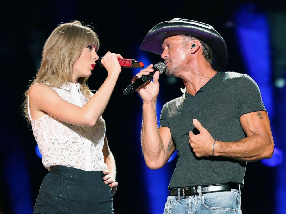PHOTO: In this June 6, 2013, file photo, singers Taylor Swift and Tim McGraw perform during the 2013 CMA Music Festival in Nashville.