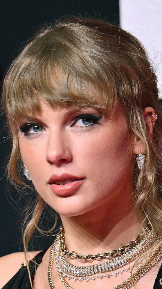 VIDEO: Taylor Swift attends Chiefs game with Travis Kelce's mom 